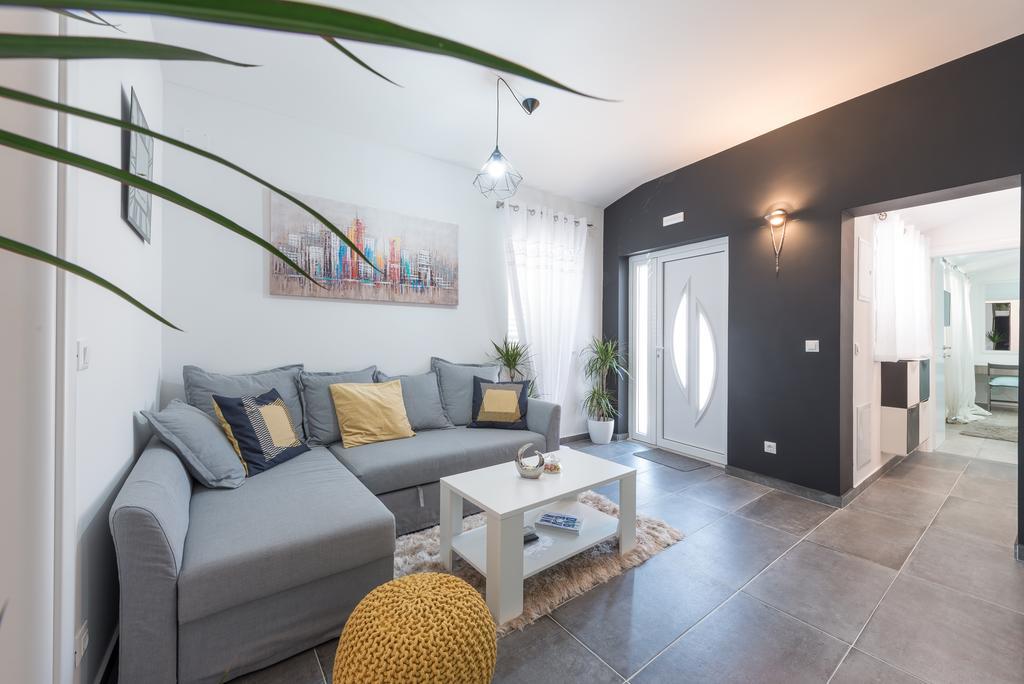 Five Angels Apartment *